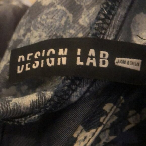 👛 2/$20 DESIGN LAB Adjustable Strap Blue Floral Motif Sundress, Elasticized Back - Picture 5 of 5